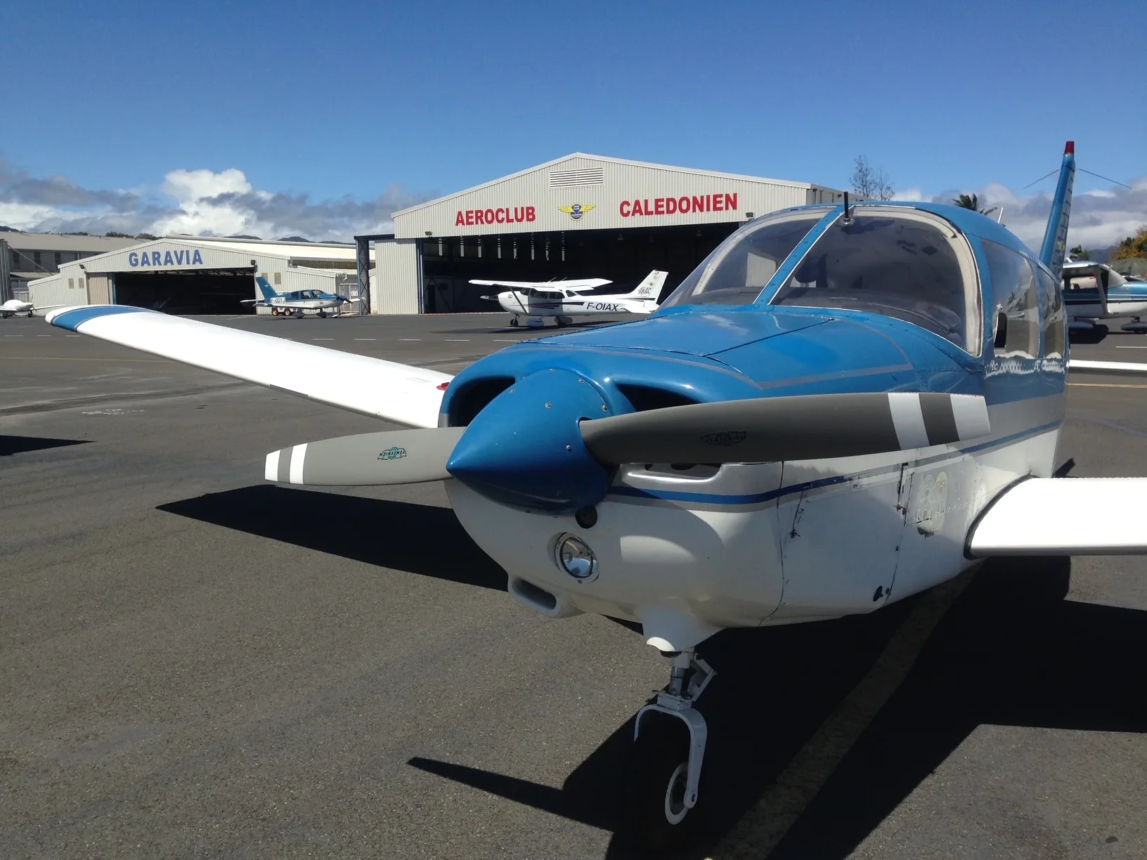 Avions du club devant le hangar Aéroclub Calédonien, à côté du hangar Garavia, prêts au départ